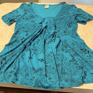 Set of 2 women’s size small shirt sleeve printed tops
